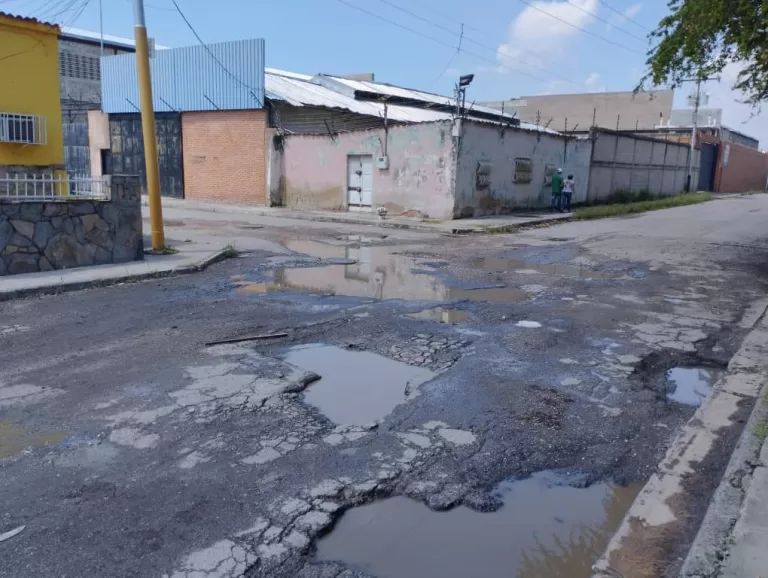 Vecinos exigen arreglos de calles en la parroquia Santa Rosa
