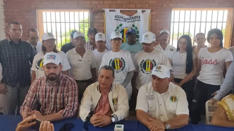 Precandidato de AD Francisco Humbría declinó a favor de Luis Eduardo Martínez
