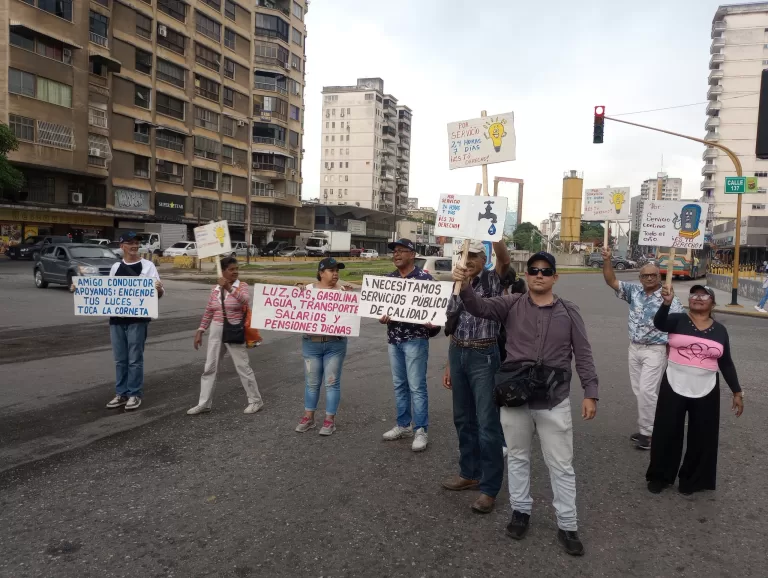 Miembros de la ONG Creemos Alianza Ciudadana realizaron una concentración pacífica en la Av. Bolívar de Valencia