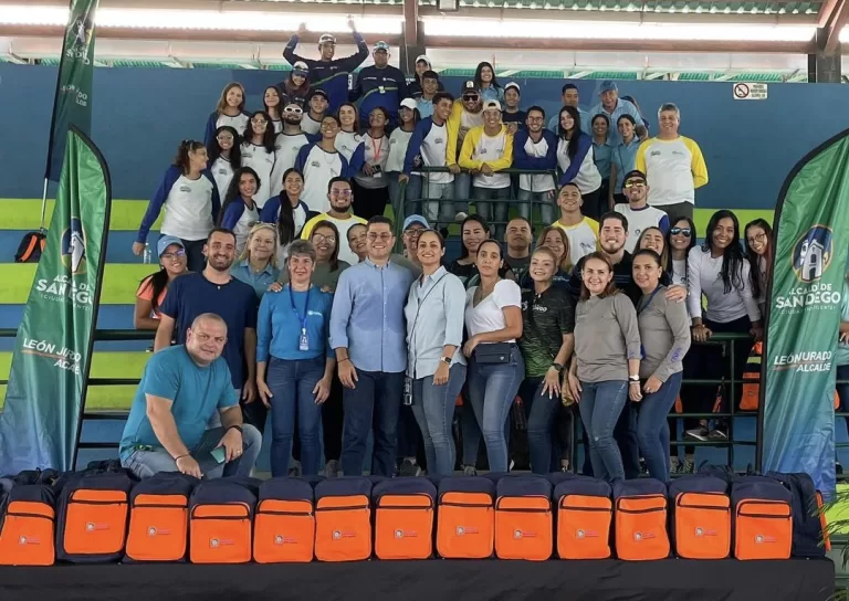 Más de mil 600 kits escolares entregó León Jurado a estudiantes de colegios municipales