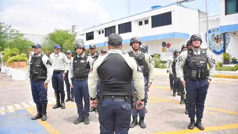 Alcalde León Jurado entregó dotación de uniformes a la Policía de San Diego