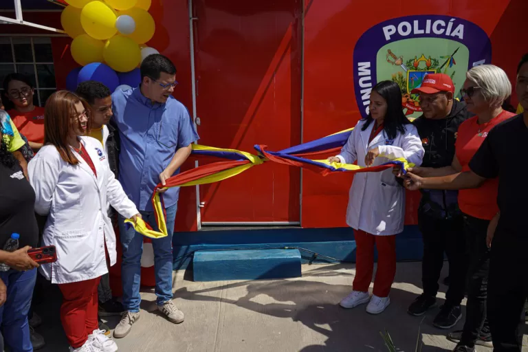 Alcalde Fuenmayor inauguró nueva “Farma Valencia” en la avenida Sesquicentenario de la parroquia Miguel Peña