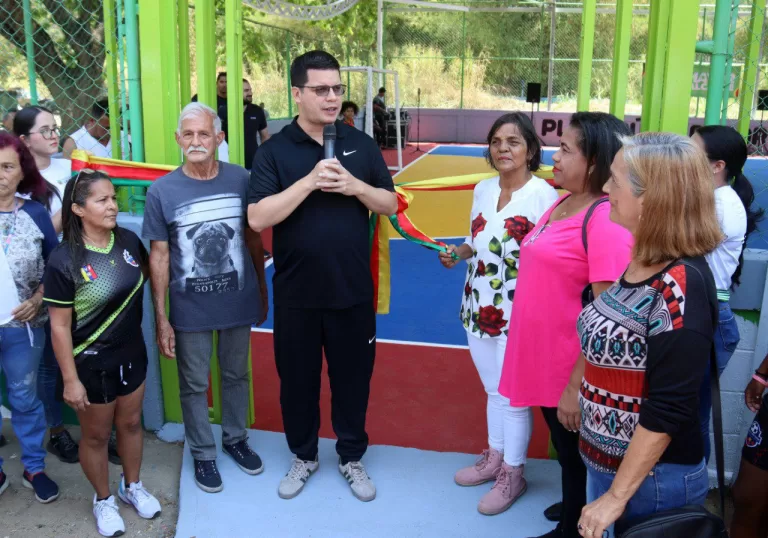 Alcalde Fuenmayor reinauguró cancha de usos múltiples Centro Norte de la parroquia San José en Valencia