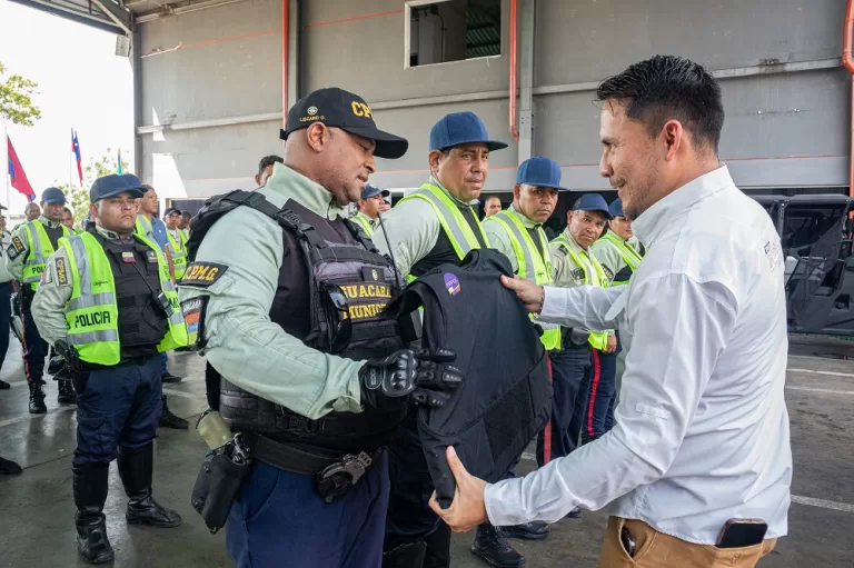 Castañeda realizó dotación de uniformes e insumos a efectivos de PoliGuacara