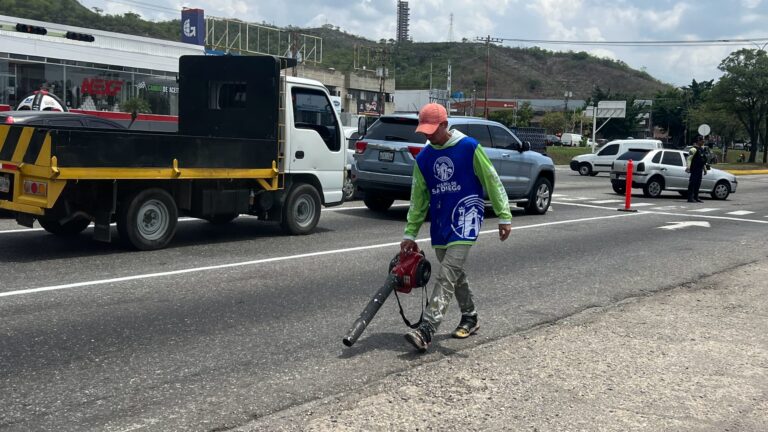 Alcaldía de San Diego inicia trabajos de demarcación vial en la avenida intercomunal Don Julio Centeno
