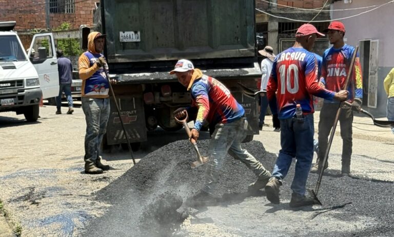 Iamvial aplicó más de 60 toneladas de asfalto en Av. Principal de La Bocaína