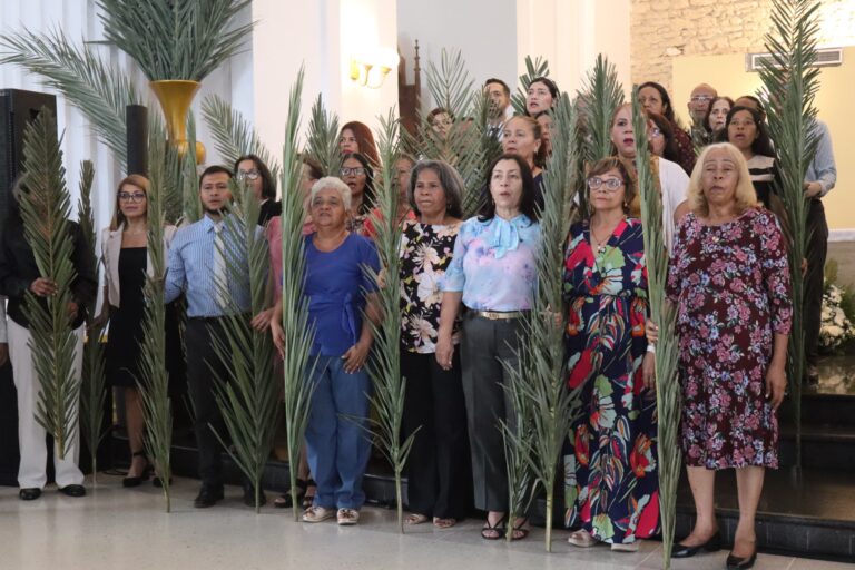 Con Procesión y Misa porteños celebraron el Domingo de Ramos