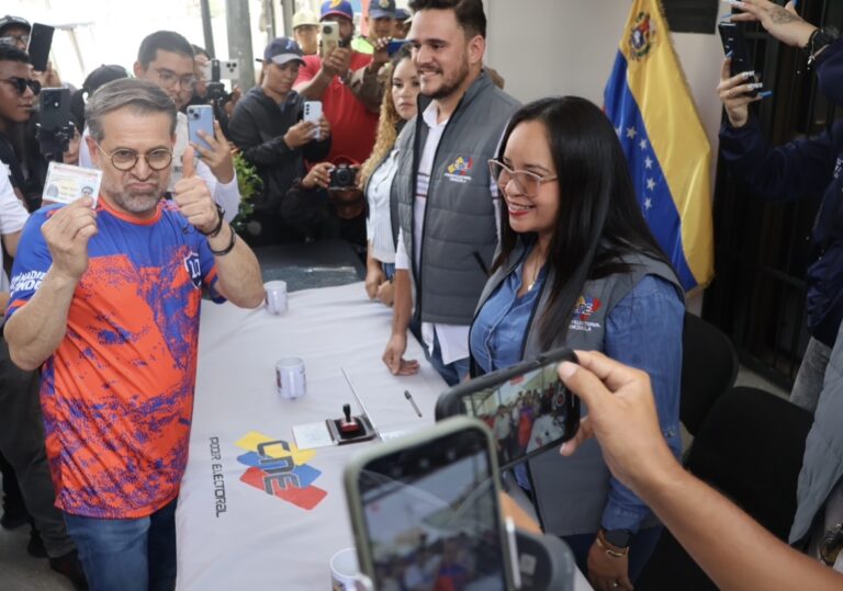 Rafael Lacava formalizó su inscripción ante el CNE como candidato a la Gobernación de Carabobo