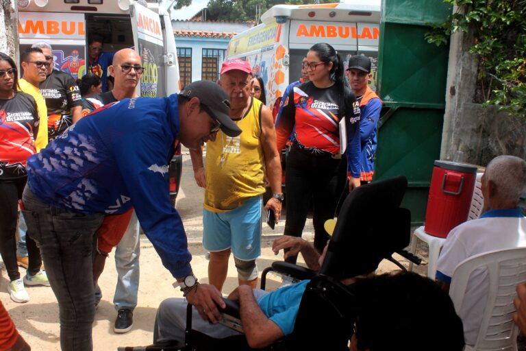 Más de 70 adultos mayores beneficiados con  Jornada Social en Valencia