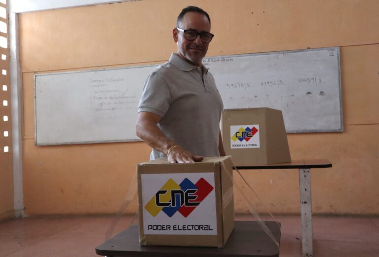 Alcalde Juan Carlos Betancourt ejerció su derecho al voto en la Segunda Consulta Popular  Nacional del 2025
