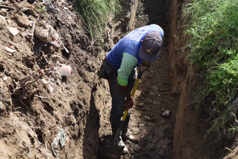 Alcaldía de San Diego realiza labores de sustitución de tuberías de concreto adyacente al sector Monte Sinaí