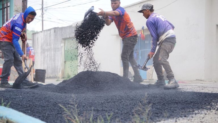Avanzan los trabajos de asfaltado en la comunidad Puerto Nuevo de Valencia