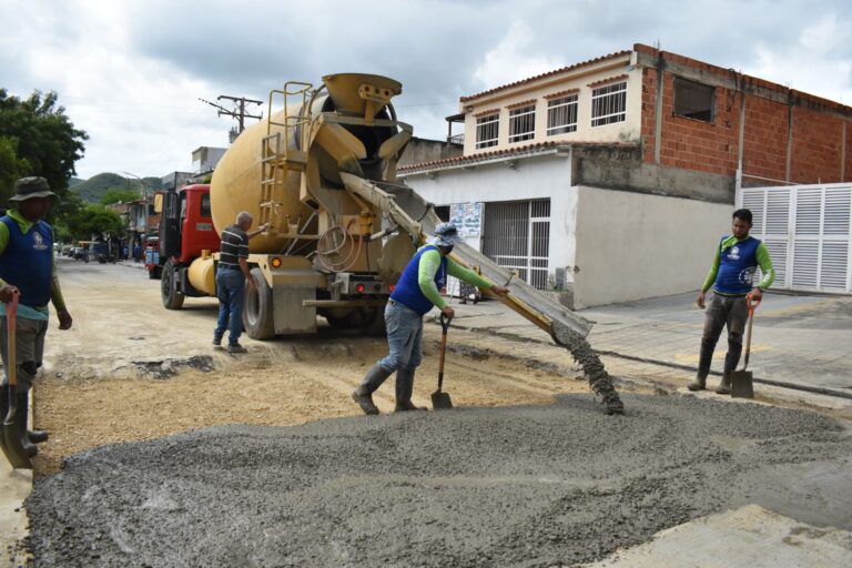Alcaldía de San Diego avanza en obra de rehabilitación en avenida principal de Los Jarales