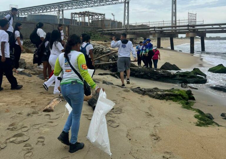 Jornada de saneamiento ambiental en playa Waikiki como parte del Día Mundial Sin Bolsas Plásticas