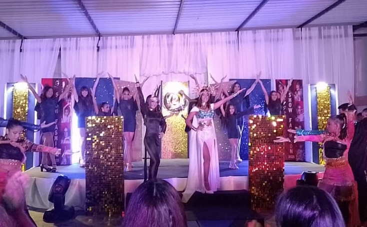 El talento vallealtino brilla en un desfile de moda faraónico