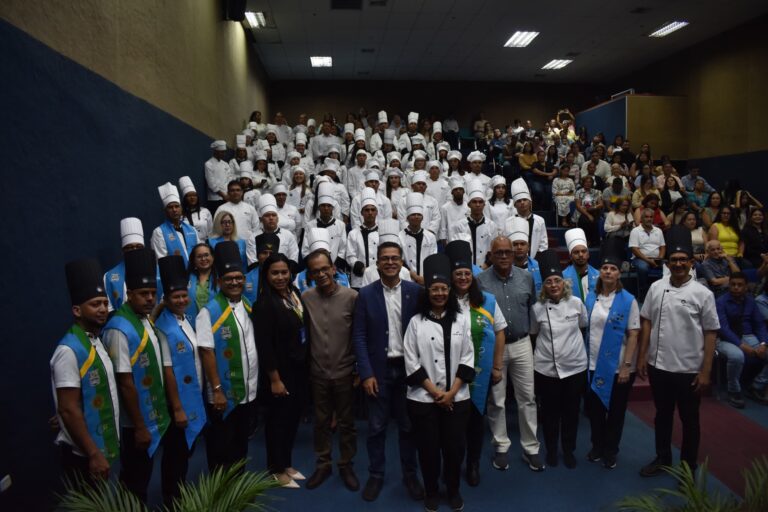Alcalde León Jurado entrega certificados a la cohorte gastronómica mayo-septiembre 2025 de la Casa de Arte y Oficios
