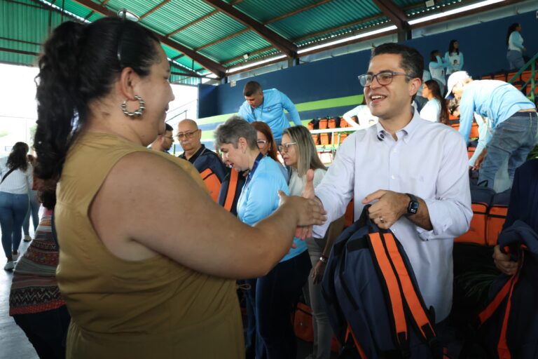 Alcalde León Jurado apoya a familias sandieganas con entrega de más de 2 mil 500 kits escolares