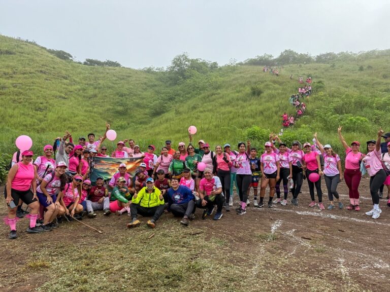 Más de mil senderistas caminaron contra el cáncer de mama en La Guacamaya