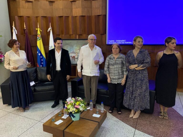 Inaugurada exposición «Transitar» de Villalón en celebración del 28 aniversario de la UJAP