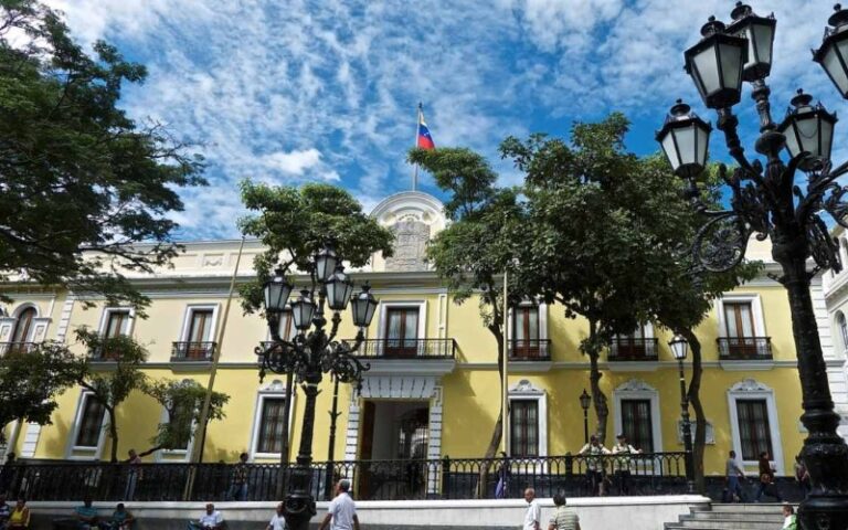 Venezuela anunció el cierre de sus embajadas en Noruega y Australia