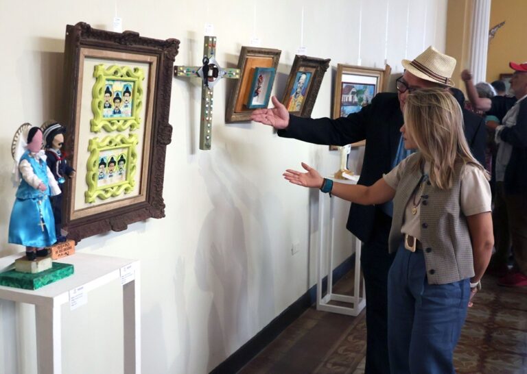 Alcaldesa Dina Castillo inauguró la exposición «Luz y Socorro, la Fe de un pueblo» en el CAVAM