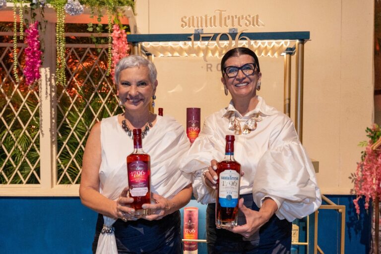 Santa Teresa 1796 presenta su tercera innovación finalizada en barricas de  Cacao de Chuao junto al estreno del musical Mamma Mia