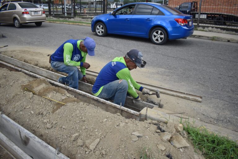 VIALSANDI restaura brocales en la avenida principal de Los Jarales