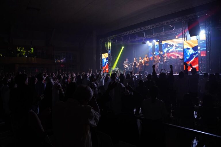 La banda católica Adveniat, hizo cantar, bailar y saltar a los valencianos