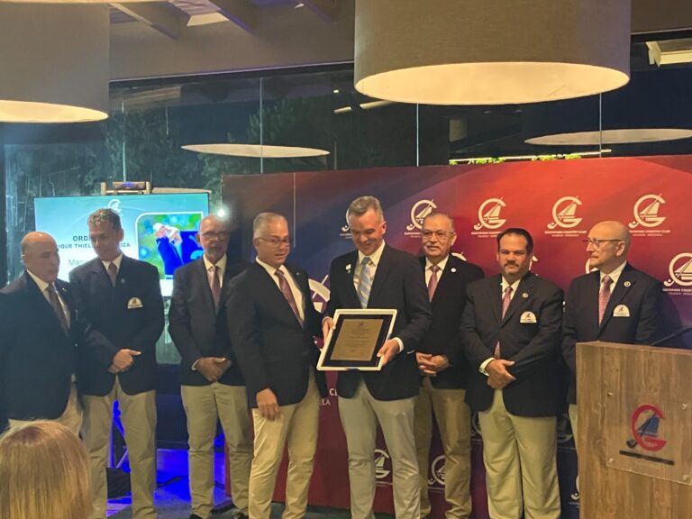 Golfista Mario Maya galardonado con la Orden Henrique Thielen Mendoza del Guataparo Country Club