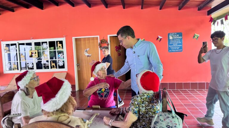 Abuelos del Centro Recreacional Juan Pablo II de San Diego celebraron la llegada de la Navidad