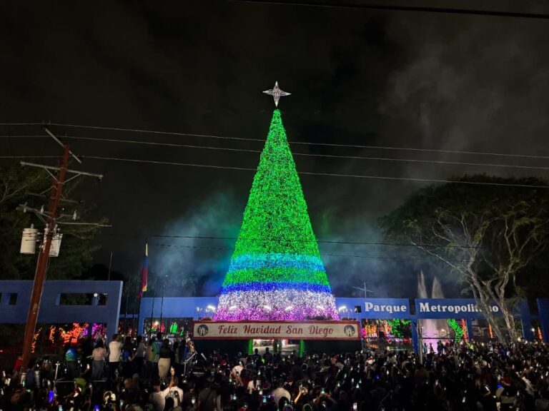 San Diego dio la bienvenida a la Navidad con el encendido del árbol de más de 7 millones de luces LED