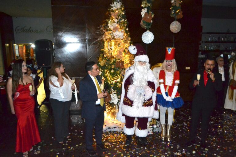 Hotel Lidotel Valencia da bienvenida a la Navidad con encendido de árbol y buena música