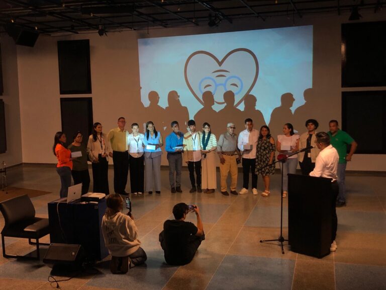 Equipo de “Arrugas en el corazón” estrenó su primer episodio en un emotivo evento