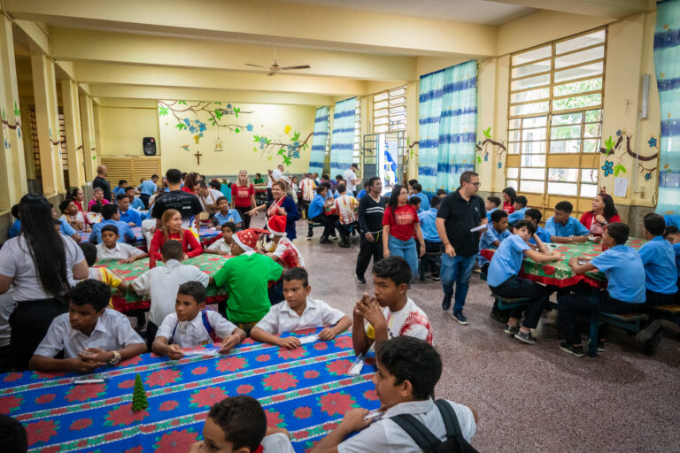 Hesperia WTC Valencia compartió tradicional almuerzo navideño con más de 100 niños de la Casa Hogar Don Bosco