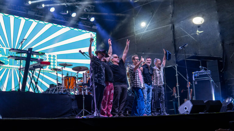 Gran cierre del año de Alive: La gozadera atemporal de Los Amigos Invisibles llenó y unió a Valencia