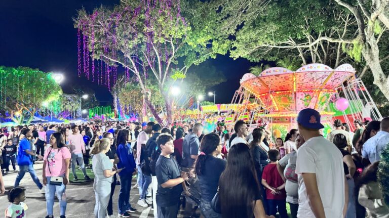 Familias carabobeñas disfrutan de las decoraciones y las zonas de diversión del Parque Metropolitano en San Diego
