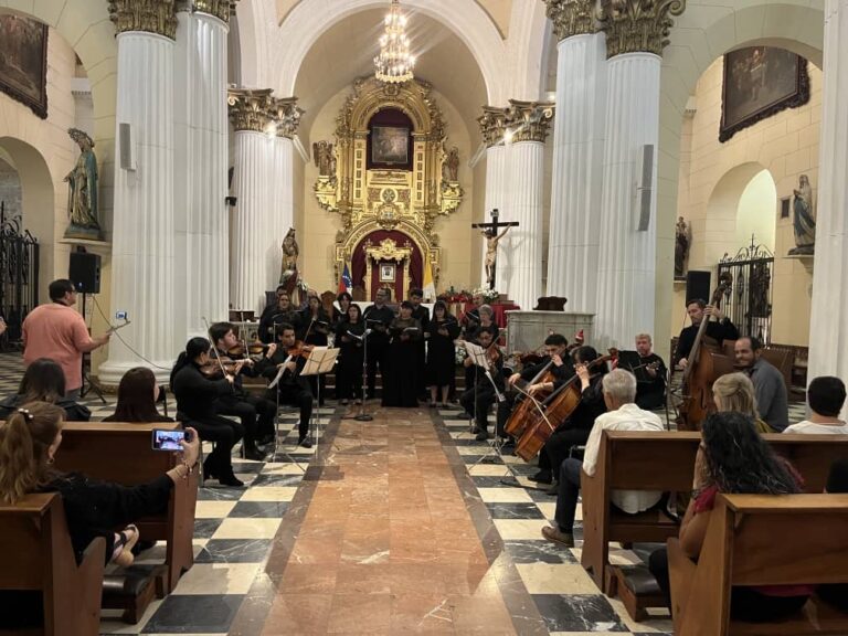 Con 120 músicos y coralistas en escena se realizó Concierto Clásico Navidad UC 2025 en la Catedral de Valencia