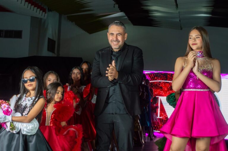 Luis Matheus deslumbra en su debut con «Christmas Glam» en la Asociación de Ejecutivos de Carabobo