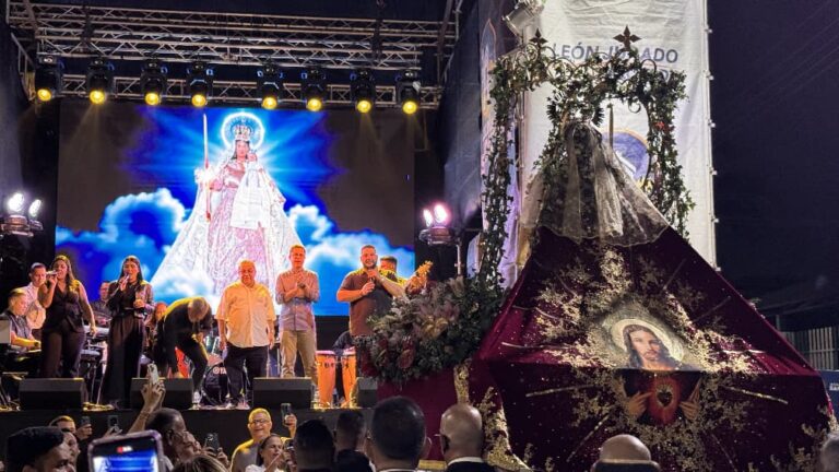 San Diego se iluminó de fe, tradición y serenata en la víspera de la celebración de la Virgen de la Candelaria