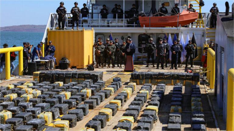 Petro anuncia «el mayor decomiso en un solo día de la historia del tráfico ilegal de cocaína»