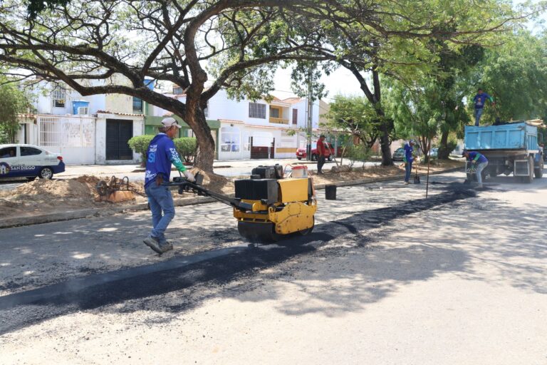 Cuadrillas de Vialsandi IAM aplican bacheo en la vialidad de la urbanización La Esmeralda