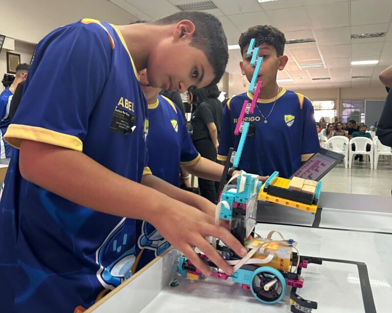 34 equipos participaron Competencia Regional de Robótica