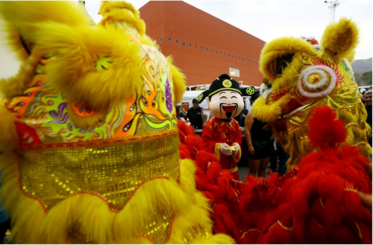 Comunidad china iluminó el cielo de Valencia para recibir al Caballo de Fuego