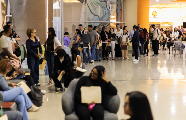 Cientos de carabobeños participaron en la gran Feria de Empleo de Hesperia WTC Valencia