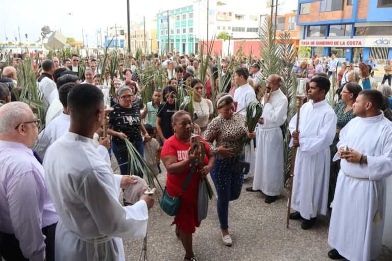 Feligresía porteña acudió con Fe y Devoción a la Misa y Procesión este Domingo de Ramos