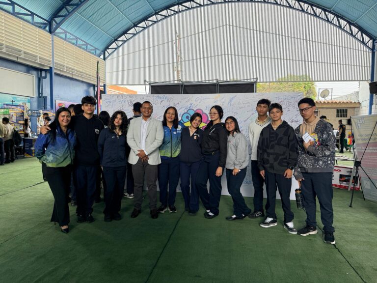 Más de 400 estudiantes exploraron oportunidades académicas en la Expo Feria Vocacional del Colegio Santa Rosa