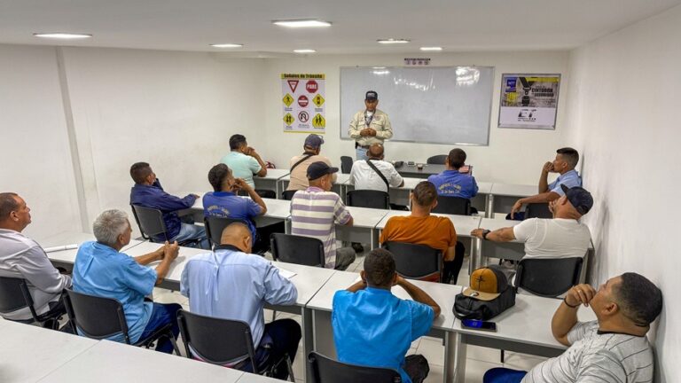 Alcaldesa Dina Castillo fortalece prevención vial con capacitación a transportistas a través del IAMTT