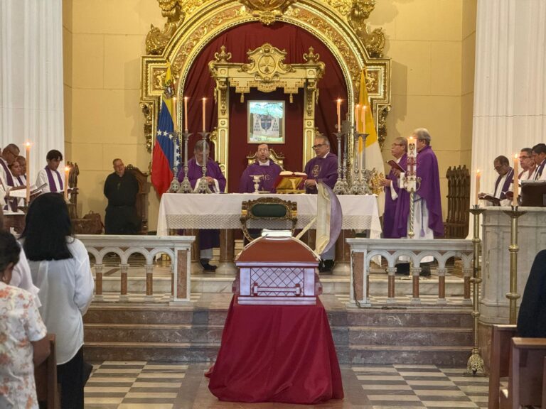 «En la vida y en la muerte somos del señor»: el Clero de Valencia despide a Monseñor Nelson Martínez Rust