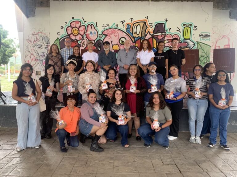 16 artistas noveles exhibieron su talento en el XXIII Encuentro de Dibujo y Pintura de Ejecución Rápida UC 2026