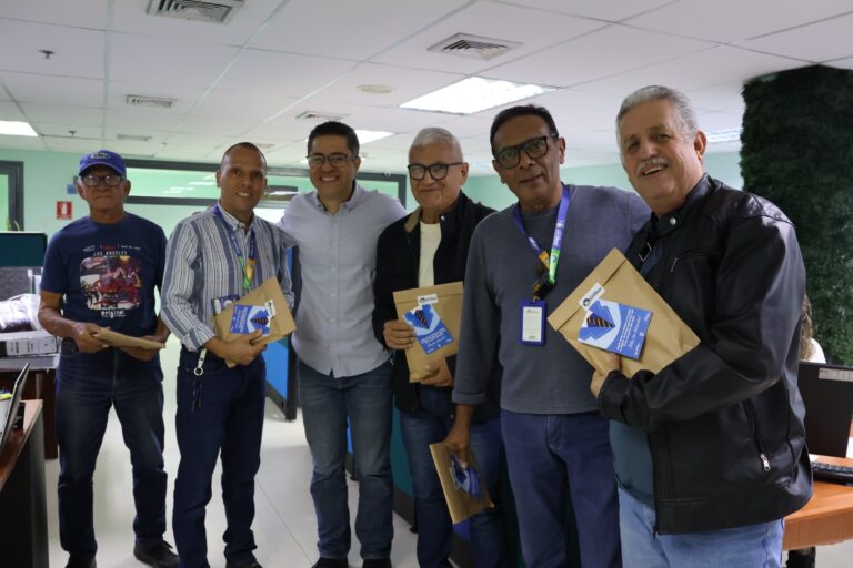 El alcalde León Jurado entregó un detalle a todos los papás que forman parte del equipo municipal